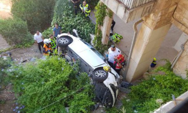  אישה נלכדה ברכב שנפל מגובה בירושלים