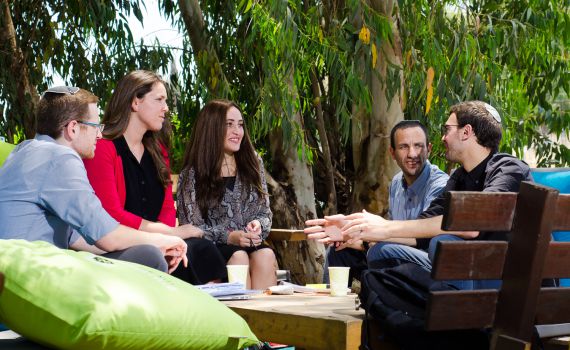 סטודנטים לשופט הנדל: סייע להשתתפותנו בבחירות