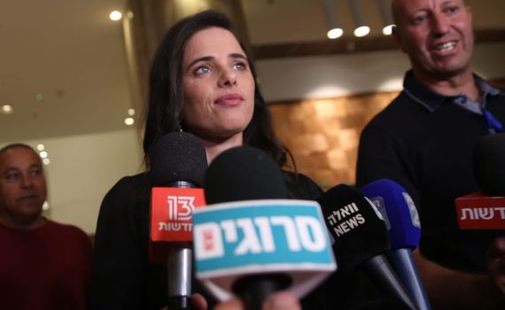 שקד מגיבה לרה"מ: "אתמול אנשיך אמרו שתלך עם גנץ"