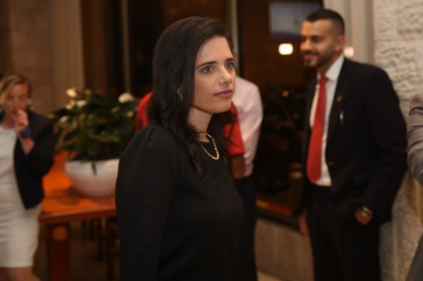 "עושים פה אונס קבוצתי, איילת ישרה כמו סרגל"