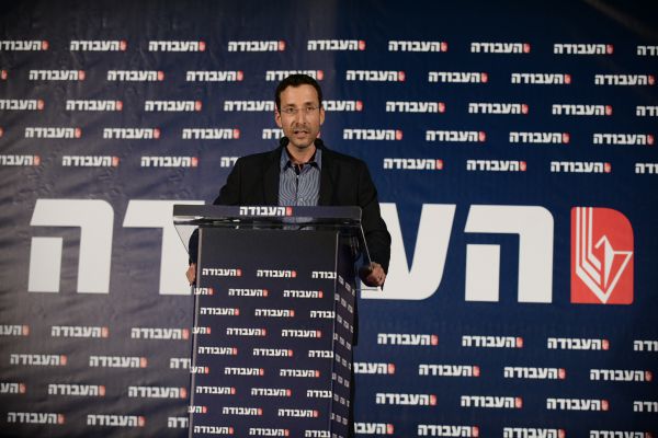 "לא נוטש את הבית"; איציק שמולי נשאר בעבודה