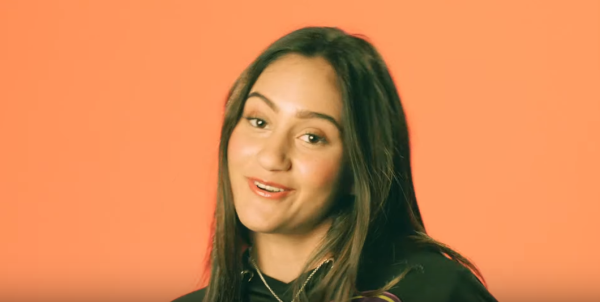 צפו: אגם בוחבוט מככבת בקליפ של "מלך האריות"