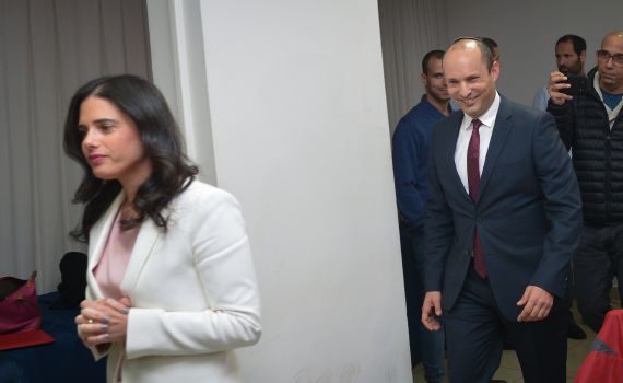 המחלוקת בין בנט ושקד: ריצה עם פרץ וסמוטריץ' או לבד