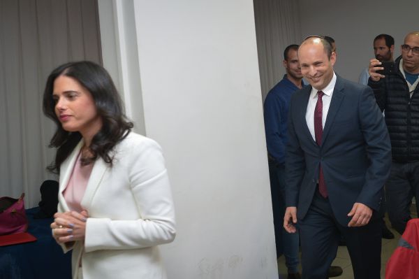 המחלוקת בין בנט ושקד: ריצה עם פרץ וסמוטריץ' או לבד