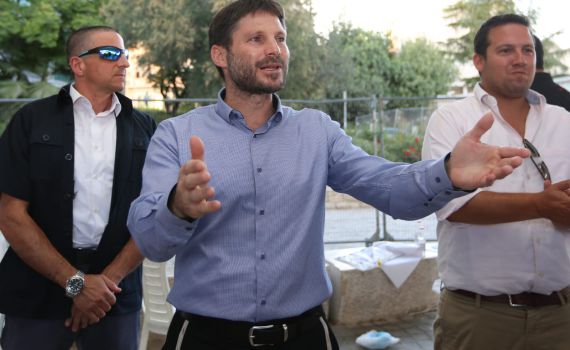 סמוטריץ' במתקפה: "נתניהו מזייף אמונה לפני בחירות"