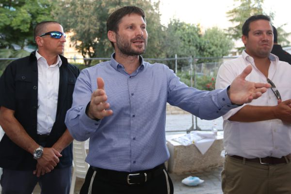 סמוטריץ' במתקפה: "נתניהו מזייף אמונה לפני בחירות"