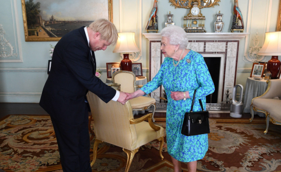 רשמית: בוריס ג'ונסון הושבע כראש ממשלת בריטניה