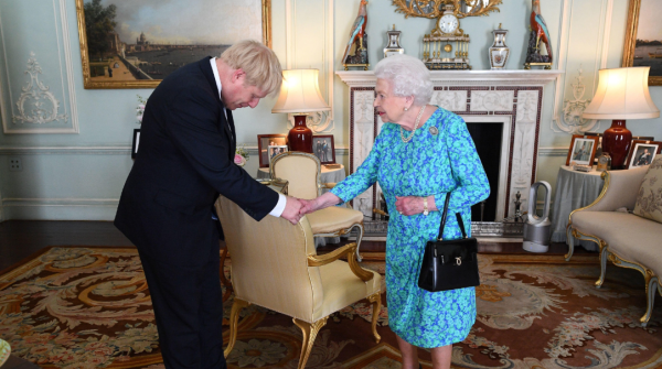 רשמית: בוריס ג'ונסון הושבע כראש ממשלת בריטניה