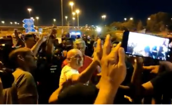 אפשר גם בשמחה: כשיובל המבולבל הצטרף למחאה