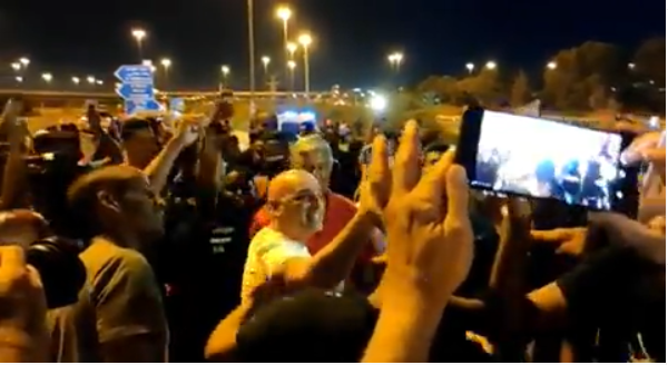 אפשר גם בשמחה: כשיובל המבולבל הצטרף למחאה