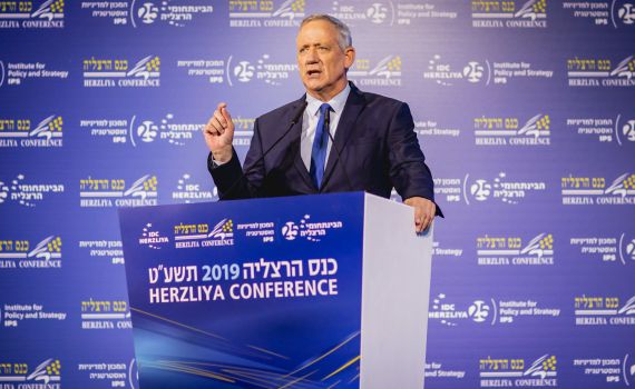 גנץ: "התנהלות נתניהו מול עזה משדרת לאיראן חולשה"