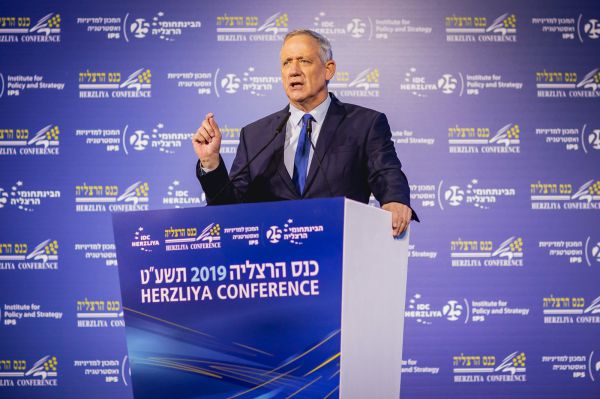 גנץ: "התנהלות נתניהו מול עזה משדרת לאיראן חולשה"