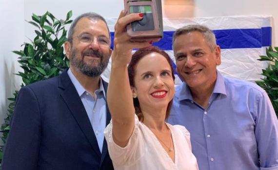 סתיו שפיר ערקה מהעבודה, איחוד בין מרצ ואהוד ברק