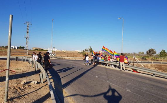 פרץ תתפטר; הפגנת להט"ב סמוך לביתו של הרב רפי