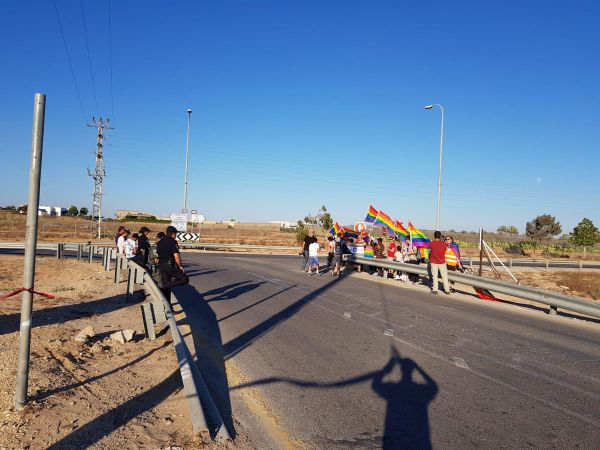 פרץ תתפטר; הפגנת להט"ב סמוך לביתו של הרב רפי