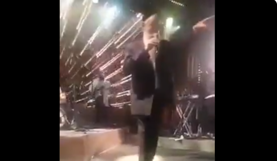 צפו: גדול הזמר החסידי עזב הופעה בגלל סיגריה