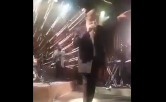 צפו: גדול הזמר החסידי עזב הופעה בגלל סיגריה