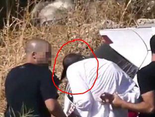 תיעוד מזעזע: שוטר מוביל חרדי בפאות לניידת. צפו