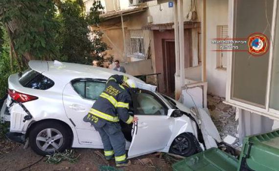 תיעוד מהזירה:איבדה שליטה על הרכב ועפה לחצר מגורים