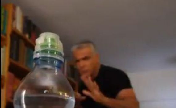 צפו: הגרסה של יאיר לפיד לאתגר הבקבוק