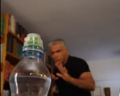 צפו: הגרסה של יאיר לפיד לאתגר הבקבוק