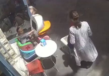 יואו: רגע אחרי שקמה- אבן נחתה על המקום בו ישבה. צפו