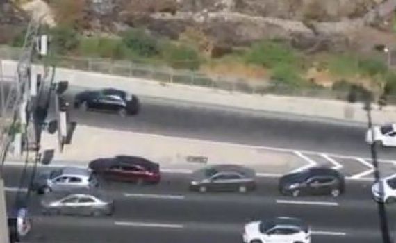 צפו: נוסע רוורס בכביש סואן ומסכן את התנועה