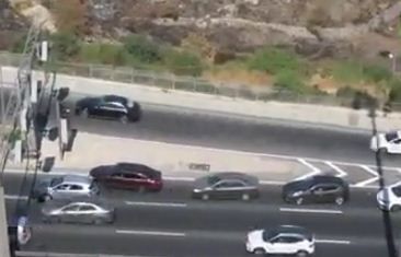 צפו: נוסע רוורס בכביש סואן ומסכן את התנועה