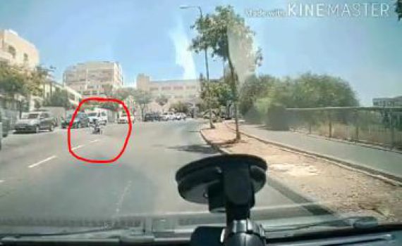 כמעט אסון:העגלה הדרדרה הנהג בלם והתינוק עף; צפו