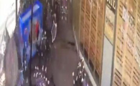 הרס רב ופצועים • צפו: המונית דהרה לתוך מסעדה