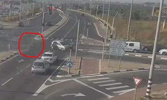 צפו: ילד שלא היה חגור עף מהרכב באמצע נסיעה