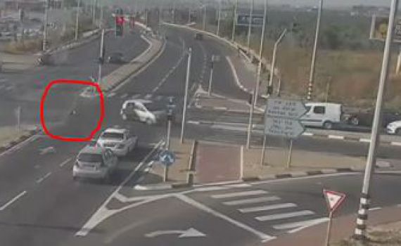 צפו: ילד שלא היה חגור עף מהרכב באמצע נסיעה