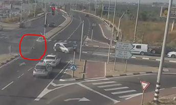 צפו: ילד שלא היה חגור עף מהרכב באמצע נסיעה