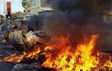 ההפגנות יוצאות משליטה: שוטר נפצע, מכונית הוצתה