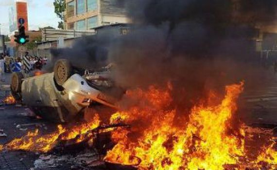 ההפגנות יוצאות משליטה: שוטר נפצע, מכונית הוצתה