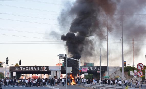 תיעוד: שוטר נפגע מאבנים שיידו מתפרעים, וירה באוויר
