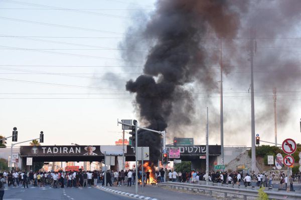 תיעוד: שוטר נפגע מאבנים שיידו מתפרעים, וירה באוויר