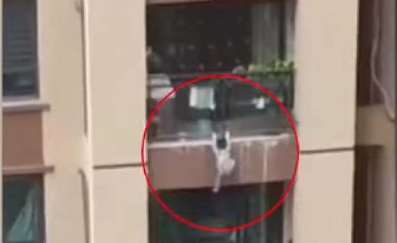 תיעוד מטורף: אדם תפס ילד שנפל מקומה שישית בסין