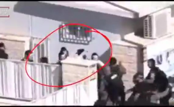 תופעה מזעזעת: שוב שוטר מושך בפאות של חרדי. צפו