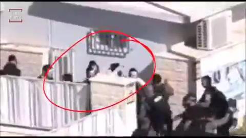 תופעה מזעזעת: שוב שוטר מושך בפאות של חרדי. צפו