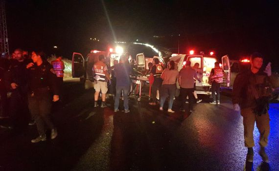 פיגוע דריסה: 5 חיילים נפצעו, מרדף אחר המחבל