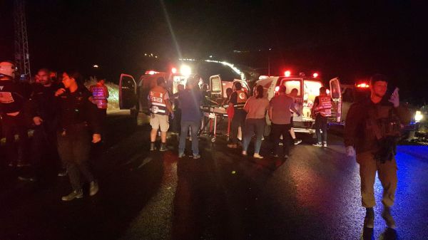 פיגוע דריסה: 5 חיילים נפצעו, מרדף אחר המחבל