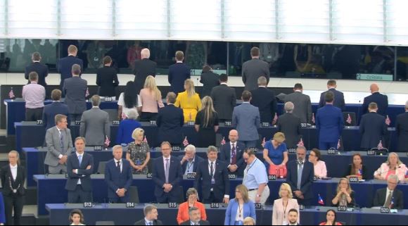 הפרלמנט האירופי במושב ראשון: הבריטים מחו בהמנון