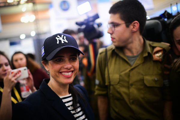 בנט: "לא זכור לי בוגר מכינה שהכפיף עצמו לרבנים"