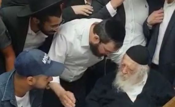 הזמר המצליח הגיע לביקור מרגש אצל הרב קנייבסקי