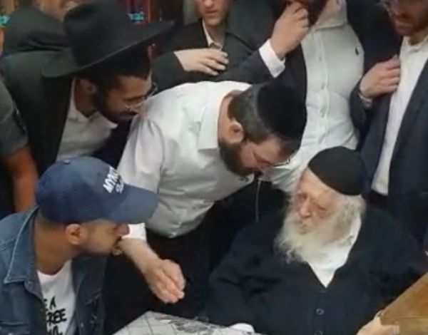 הזמר המצליח הגיע לביקור מרגש אצל הרב קנייבסקי
