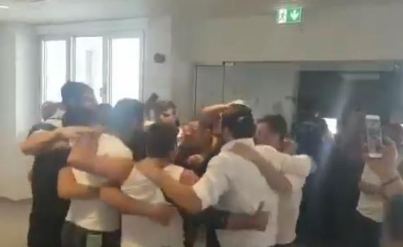 בשיר חסידי: הנערים חוגגים את השחרור מקפריסין. צפו