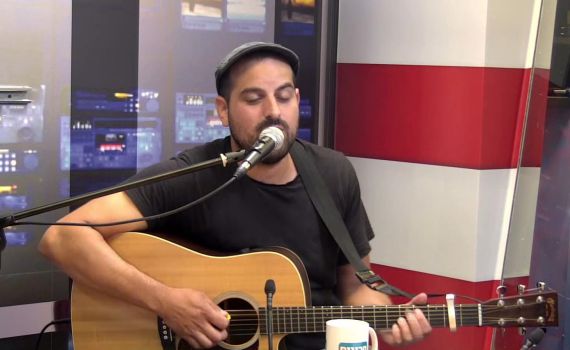 עקיבא עושה ישי ריבו | ביצוע לייב באולפן סרוגים