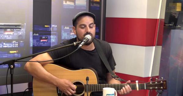 עקיבא עושה ישי ריבו | ביצוע לייב באולפן סרוגים