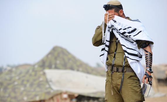 הרב שרלו: "האחיכם יצאו למלחמה ואתם תשבו פה?"